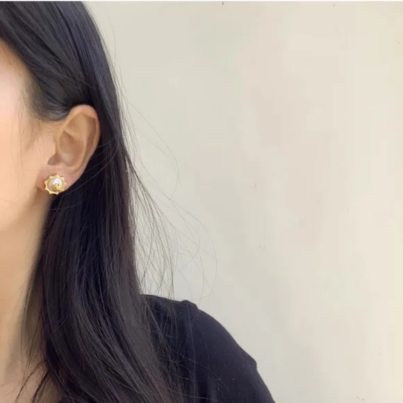 *** SOLD *** Tory Burch Sunflowers Pearl & Gold Logo Stud Earrings - Picture 4 of 11